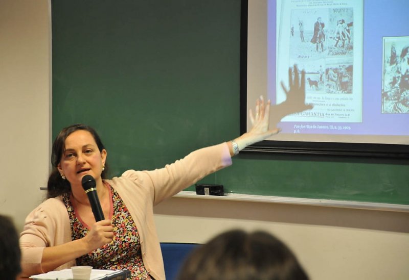 Regina Horta Duarte (UFMG) em palestra no Encontro às Quintas, em 2011